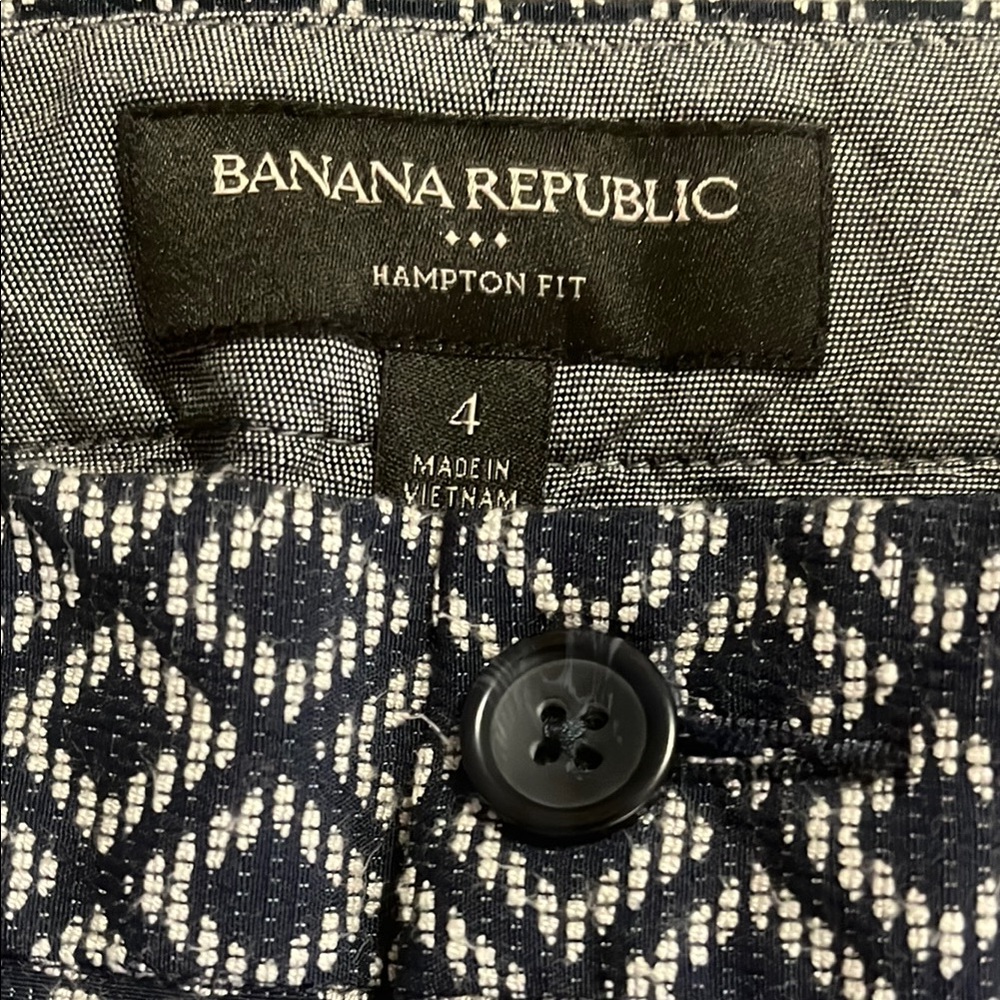Banana Republic Navy Jacguard Print Hampton Fit Women's Shorts. Size 4 - Picture 2 of 4